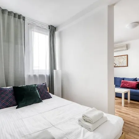 Frey Homes City Center Zelazna דירה